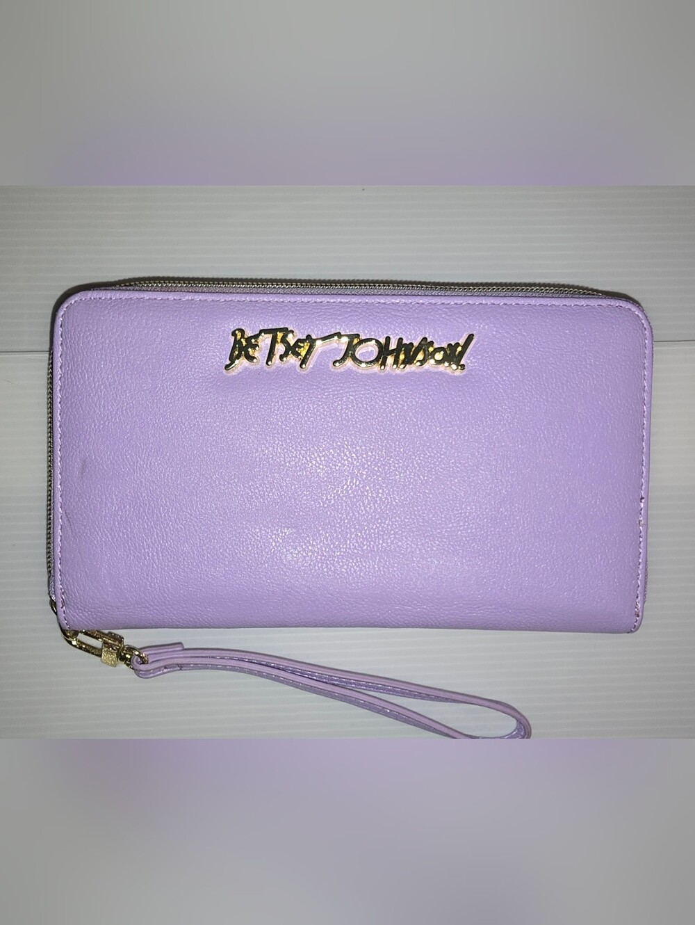 Y2K Betsey Johnson Lavender Lilac Purple Pebble Faux Leather Zip Around Wallet